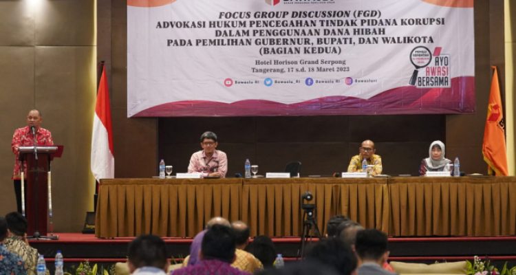 Anggota Bawaslu Totok Hariyono saat membuka Focus Group Discussion (FGD) Advokasi Hukum Pencegahan Tindak Pidana Korupsi Dalam Penggunaan Dana Hibah Pada Pemilihan Gubernur, Bupati, dan Walikota (Bagian Kedua) di Tangerang, Jumat (17/3/2023). Foto: dok/bawaslu.go.id