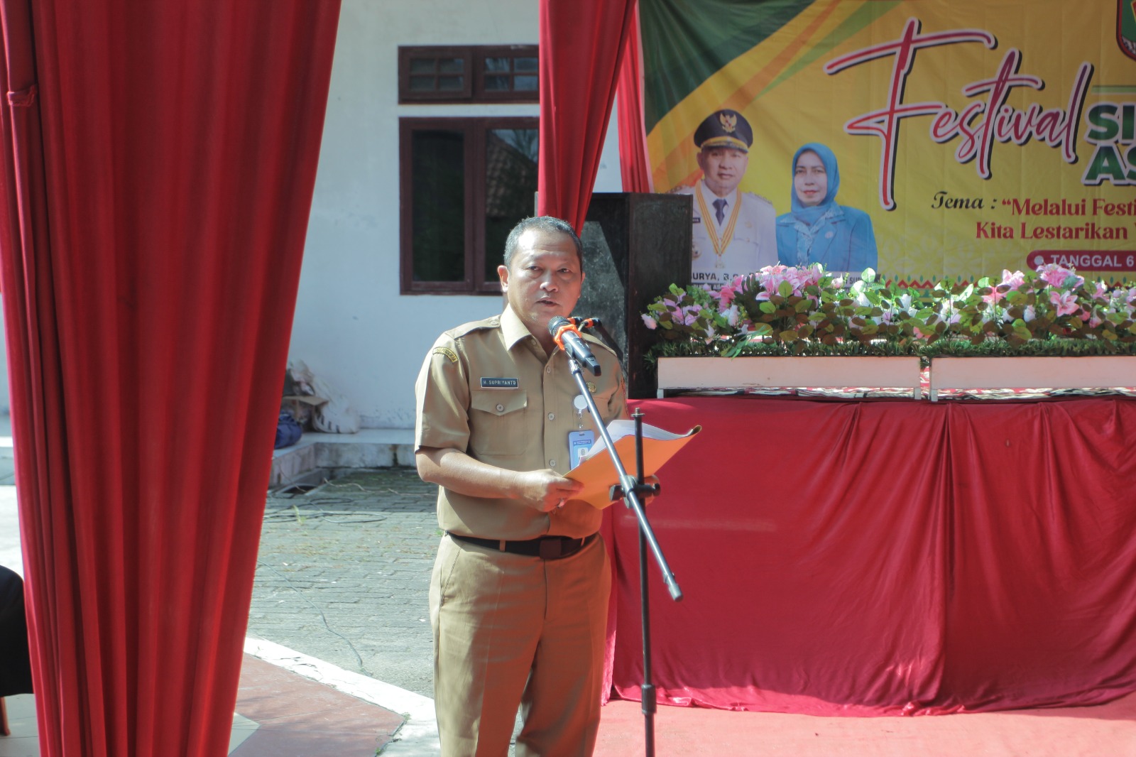 Sekda Kabupaten Asahan John Hardi Nasution mewakili Bupati saat membuka festival Sinandong, Senin (6/3/2023). Foto: Anggi Lubis/bolmong.news.