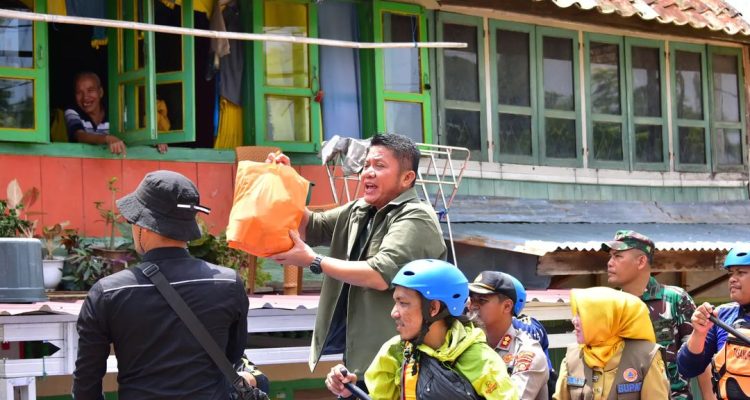 Gubernur Sumatra Selatan Herman Deru mengunjungi sejumlah warga terdampak banjir di Kecamatan Muara Kelingi dengan menggunakan perahu karet bersama Bupati Musi Rawas Ratna Mahmud dan Forkompida, Selasa (14/3/2023) pagi tadi. Foto: Umami Yanti/bolmong.news.