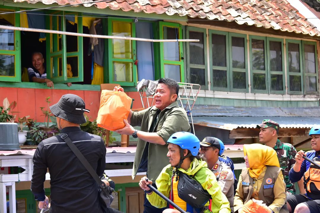 Gubernur Sumatra Selatan Herman Deru mengunjungi sejumlah warga terdampak banjir di Kecamatan Muara Kelingi dengan menggunakan perahu karet bersama Bupati Musi Rawas Ratna Mahmud dan Forkompida, Selasa (14/3/2023) pagi tadi. Foto: Umami Yanti/bolmong.news.