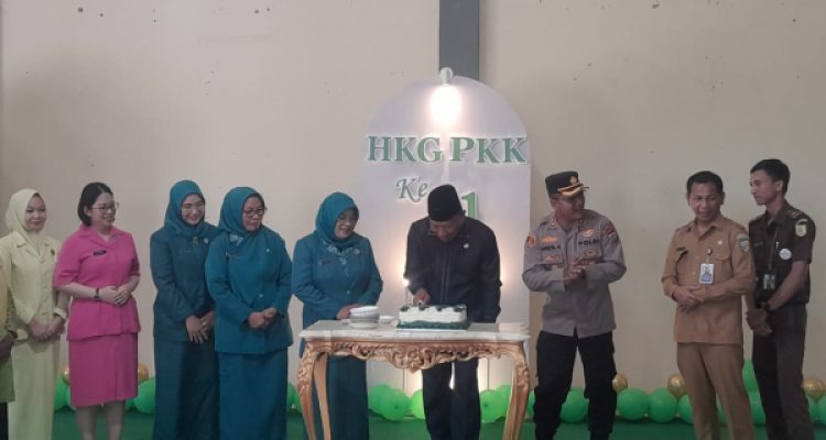 Tampak Bupati Bolmut Depri Pontoh, saat memotong kue di peringatan HKG ke 51 tahun yang berlangsung di Gedung Wanita, tepatnya di Kawasan Wisata Batu Pinagut, Boroko Timur, Kecamatan Kaidipang, Senin 13 Maret 2023. (Muchtar L Harundja/bolmong.news)