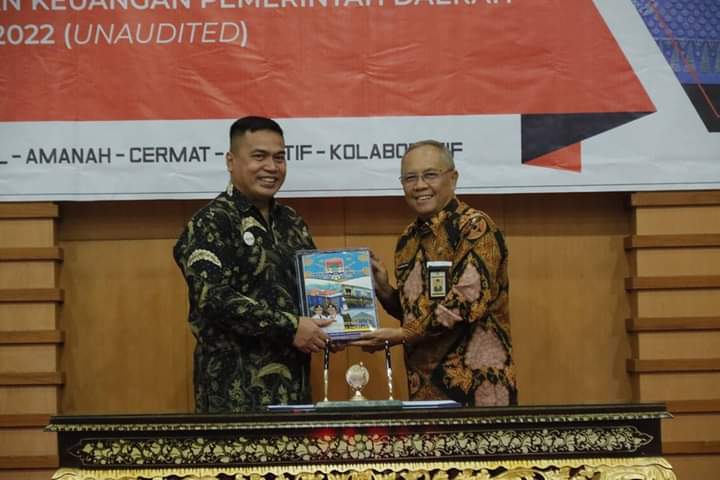 Wakil Wali Kota Lubuklinggau, H Saiman Kohar serahkan laporan keuangan Pemerintah Kota Lubuklinggau tahun anggaran 2022 kepada Kepala BPK RI Perwakilan Sumsel, Andri Yutama, Jumat (10/3/2023). Foto: Tanjung/bolmong.news