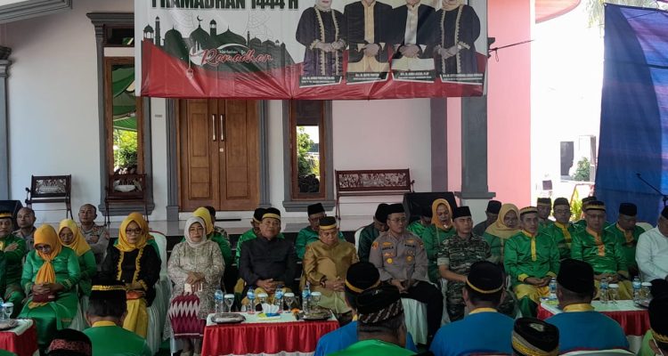 Bupati Bolmut Depri Pontoh dan Wakil Bupati Amin Lasena, saat menghadiri Prosesi Adat Pobohabaru Desa Bunor, Kecamatan Bolangitang Barat, Jumat 17 Maret 2023