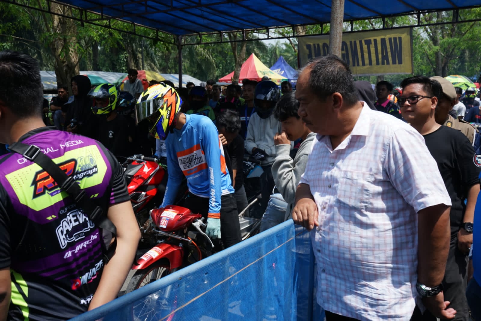 Tampak Wakil bupati Asahan Taufik Zainal Abidin, saat menghadiri Even Ramadhan Drag Bike Trophy Dandim 0208/AS 2023 di Lapangan Pabrik Benang, Minggu (19/03/2023). Foto: Anggi Lubis/bolmong.news