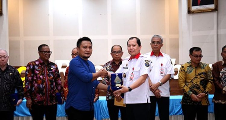 Tampak Kepala Dinas Kominfo Boltim Khaeruddin Mamonto bersama Plt Sekertaris Utama BSSN RI Y. B Susilo Wibowo usai melaksanakan penandatanganan MoU di Gedung BSSN RI, Bojongsari, Kota Depok, Jawa Barat, Selasa 21 Maret 2023. Foto: Diskominfo Boltim.