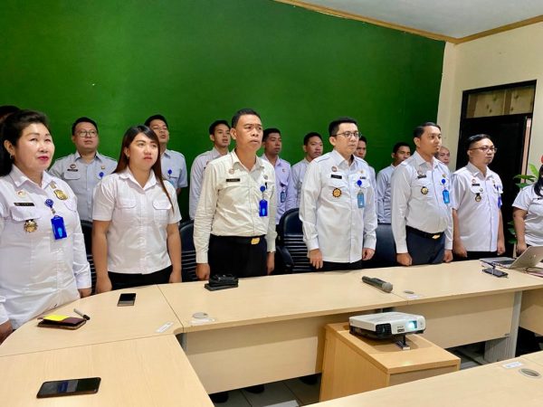 Secara virtual, bertempat di ruang rapat Kantor Imigrasi Kotamobagu, Kamis 16 Maret 2023, tampak jajaran Kantor Imigrasi Kotamobagu saat mendengarkan arahan Menkumham Yasonna H Laoly di kegiatan Penandatanganan Aksi Pencegahan Korupsi 2023-2024, dipusatkan di Graha Pengayoman, Jakarta, Kamis 16 Maret 2023. (foto.Andrew/Imigrasi Kotamobagu)