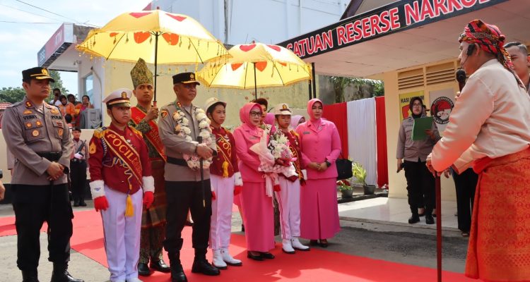 Kapolda Sulut Irjen Pol Setyo Budiyanto disambut dengan prosesi adat Bolaang Mongondow berupa itum-itum saat berkunjung di Polres Kotamobagu, Jumat (17/3/2023). Foto: dok/Humas Polres Kotamobagu.