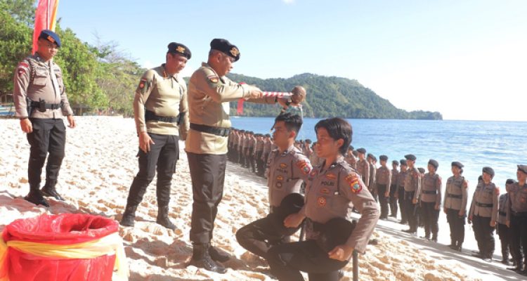 Kapolda Sulut Irjen Pol Setyo Budiyanto melakukan tradisi penyiraman air kembang dalam upacara pembaretan bintara remaja Direktorat Samapta Polda Sulut, pada Jumat (10/3/2023), di Pantai Paal Likupang Timur, Kabupaten Minahasa Utara. Foto: dok/humas polda sulut.