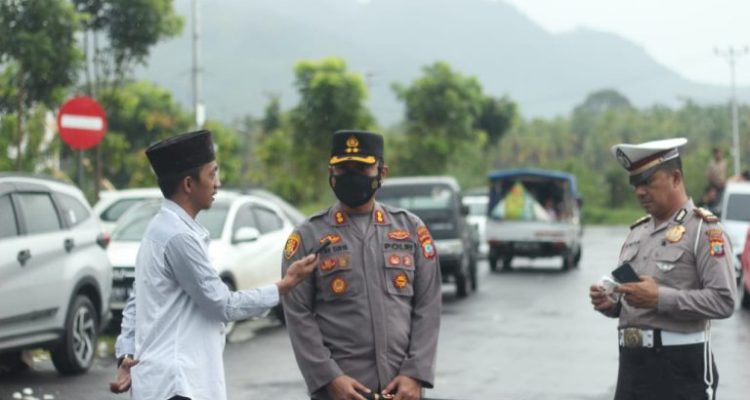 Kapolres Boltim AKBP I Dewa Nyoman Agung Surya Negara saat diwawancarai awak media. Foto: dok/bolmong.news