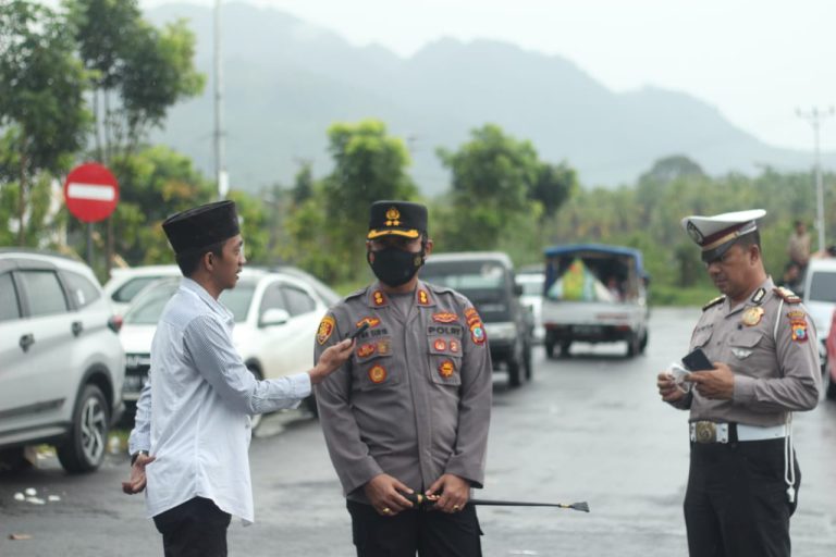 Kapolres Boltim AKBP I Dewa Nyoman Agung Surya Negara saat diwawancarai awak media. Foto: dok/bolmong.news