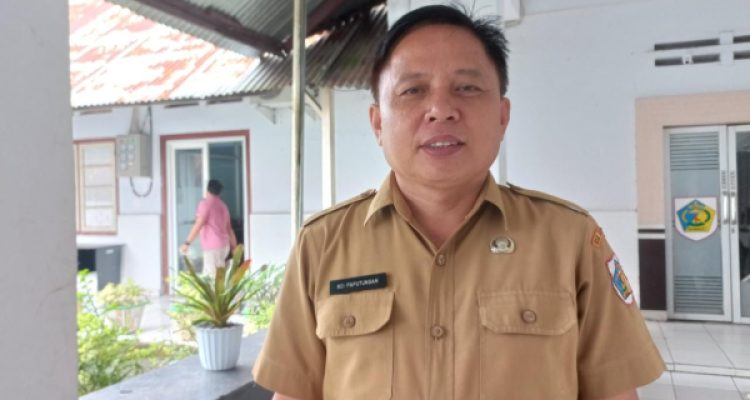 Kepala Disdukcapil Kotamobagu Roy Paputungan. (foto.Miranty Manangin/bolmong.news)