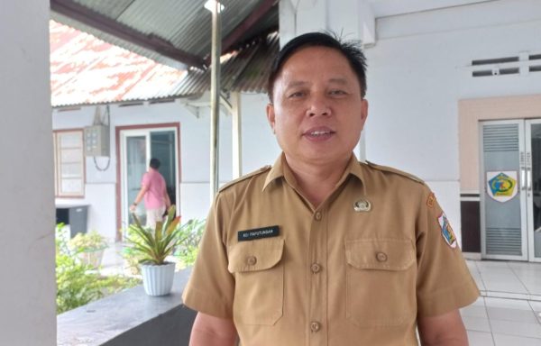 Kepala Disdukcapil Kotamobagu Roy Paputungan. (foto.Miranty Manangin/bolmong.news)