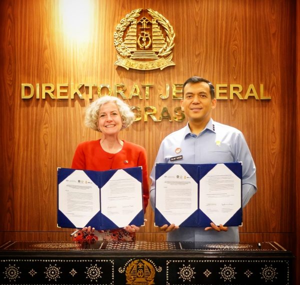 Tampak Dirjen Imigrasi Silmy Karim (kanan), saat menjalin kerja sama dengan Department of Home Affairs (DHA) Australia di Bidang Keimigrasian, di Jakarta, Senin 23 Maret 2023. (foto.Husnan_Imigrasi Kotamobagu)