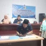 Ketua BPD Desa Pontodon Timur, Abdul Marham Koikit menandatangani berita acara Musdes Ranperdes tentang RPJMDes tahun 2022-2028 Perdes, Rabu (29/3/2023). Foto: Miranty Manangin.