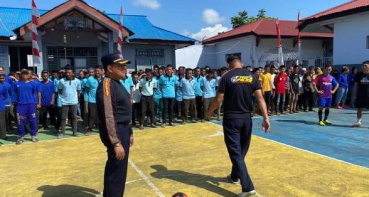 Tampak Kepala Rutan Kotamobagu Setyo Prabowo, saat bersiap melakukan Kick Off Pertama tanda dibukanya Pekan Olahraga dalam rangka menyambut Hari Bakti Pemasyarakatan (HBP), di lapangan olahraga Rutan Kotamobagu, Selasa 14 Maret 2023. (foto.Wahyudy Paputungan/bolmong.news)