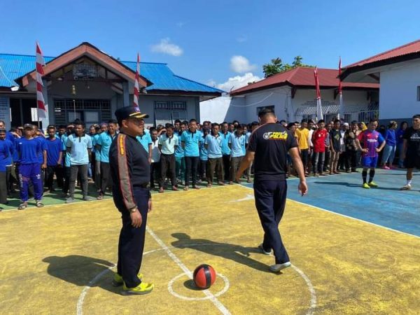 Tampak Kepala Rutan Kotamobagu Setyo Prabowo, saat bersiap melakukan Kick Off Pertama tanda dibukanya Pekan Olahraga dalam rangka menyambut Hari Bakti Pemasyarakatan (HBP), di lapangan olahraga Rutan Kotamobagu, Selasa 14 Maret 2023. (foto.Wahyudy Paputungan/bolmong.news)