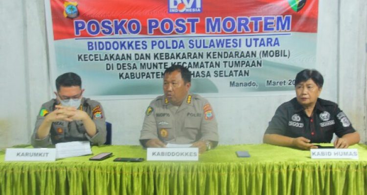 Kabid Dokkes Polda Sulut Kombes Pol dr. Sucipto didampingi Kepala Rumah Sakit Bhayangkara Tingkat III Manado AKBP dr. F. Zulkarnaen dan Kaur Penum Subbid Penmas Bidang Humas Polda Sulut Kompol Selfie Torondek, saat konferensi pers di Posko Post Mortem Bidang Dokkes Polda Sulut, Kamis (9/3/2023) sore. Foto: dok/Humas Polda Sulut.