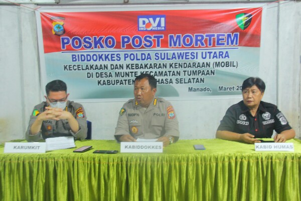 Kabid Dokkes Polda Sulut Kombes Pol dr. Sucipto didampingi Kepala Rumah Sakit Bhayangkara Tingkat III Manado AKBP dr. F. Zulkarnaen dan Kaur Penum Subbid Penmas Bidang Humas Polda Sulut Kompol Selfie Torondek, saat konferensi pers di Posko Post Mortem Bidang Dokkes Polda Sulut, Kamis (9/3/2023) sore. Foto: dok/Humas Polda Sulut.