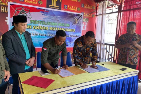 Tampak Karutan Kotamobagu Setyo Prabowo (kanan) dan LBH, melakukan MoU bersama terkait bantuan hukum bagi warga binaan kurang mampu, bertempat di Aula Pertemuan Rutan, Jumat 31 Maret 2023. (foto.dok Rutan Kotamobagu)