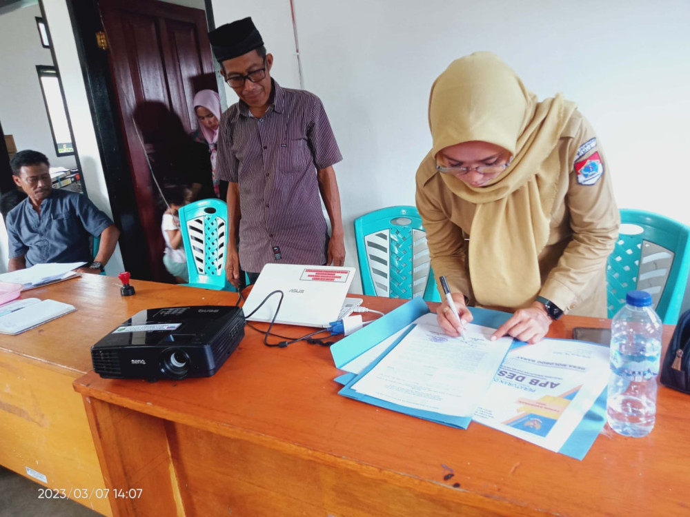 Penandatanganan berita acara hasil Musdes penetapan APBDes Tahun 2023 yang dilakukan oleh Sangadi Desa Molobog Barat, Badiah Gansi, A.Md. Kep bersama BPD, Selasa (7/3/2023), di Kantor Desa Molobog Barat. Foto: Gazali Potabuga/bolmong.news