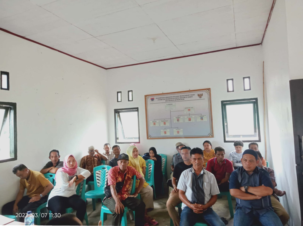 Suasana Musdes penetapan Perdes APBDes Tahun Anggaran 2023, Desa Molobog Barat yang dilaksanakan di Kantor Desa Molobog Barat, Selasa (7/3/2023). Foto: Gazali Potabuga/bolmong.news