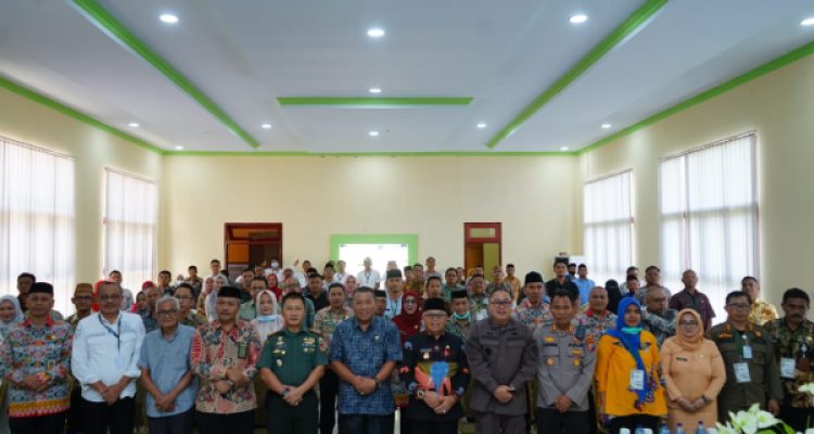 Momen foto bersama Bupati Bolmut Depri Pontoh usai membuka kegiatan Musrembang RKPD 2024, bertempat di Aula Pohohimbunga, Kantor Bapelitbang Bolmut, Kamis 16 Maret 2023. (foto.Muchtar L Harundja/bolmong.news)