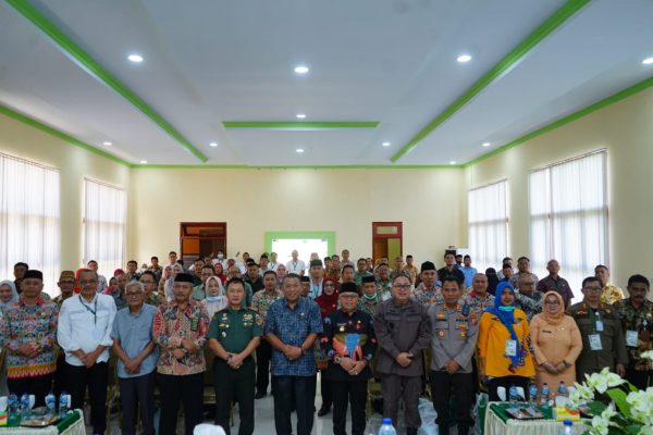 Momen foto bersama Bupati Bolmut Depri Pontoh usai membuka kegiatan Musrembang RKPD 2024, bertempat di Aula Pohohimbunga, Kantor Bapelitbang Bolmut, Kamis 16 Maret 2023. (foto.Muchtar L Harundja/bolmong.news)