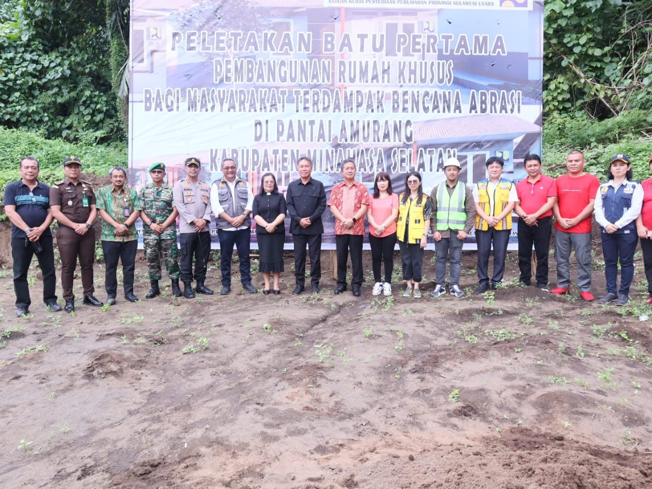 Peletakan batu pertama hunian tetap korban abrasi pesisir pantai Amurang , Kabupaten Minahasa Selatan. Foto: dok/Diskominfo Minsel.