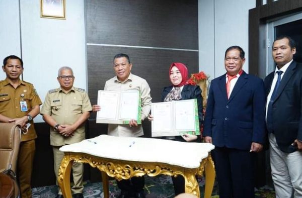 Bupati Bolmut Depri Pontoh bersama UI Gorontalo saat melakukan MoU terkait dengan Pengembangan Tri Dharma Perguruan Tinggi, di ruang kerja Bupati, Senin 27 Februari 2023. (foto.Muchtar L Harundja/bolmong.news)