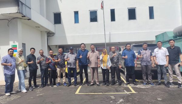 Tampak Anggota DPRD Boltim bersama Dinas Kominfo Boltim saat mengunjungi perusahan Telekomunikasi Digital Indosat Ooredo, Manado, Rabu 1 Maret 2023. (foto. Gazali Potabuga/bolmong.news)