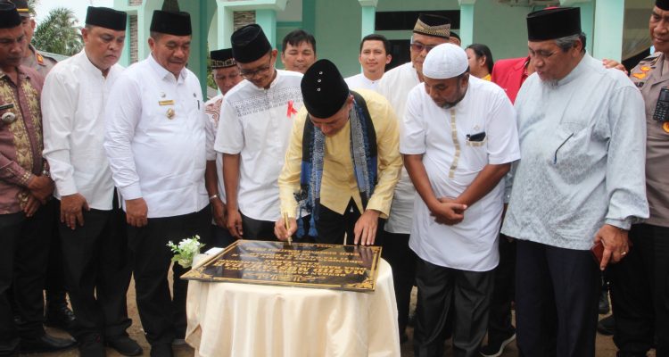 penandatanganan prasasti dan pengguntingan pita Masjid meresmikan Masjid Musyahadah yang berada di Desa Rahuning II Kecamatan Rahuning, oleh Wakil Gubernur Sumatera Utara H. Musa Rajekshah didampingi Wakil Bupati Asahan Taufik Zainal Abidin beserta undangan, Jumat (3/3/2023). Foto: Anggi Lubis/Bolmong.News