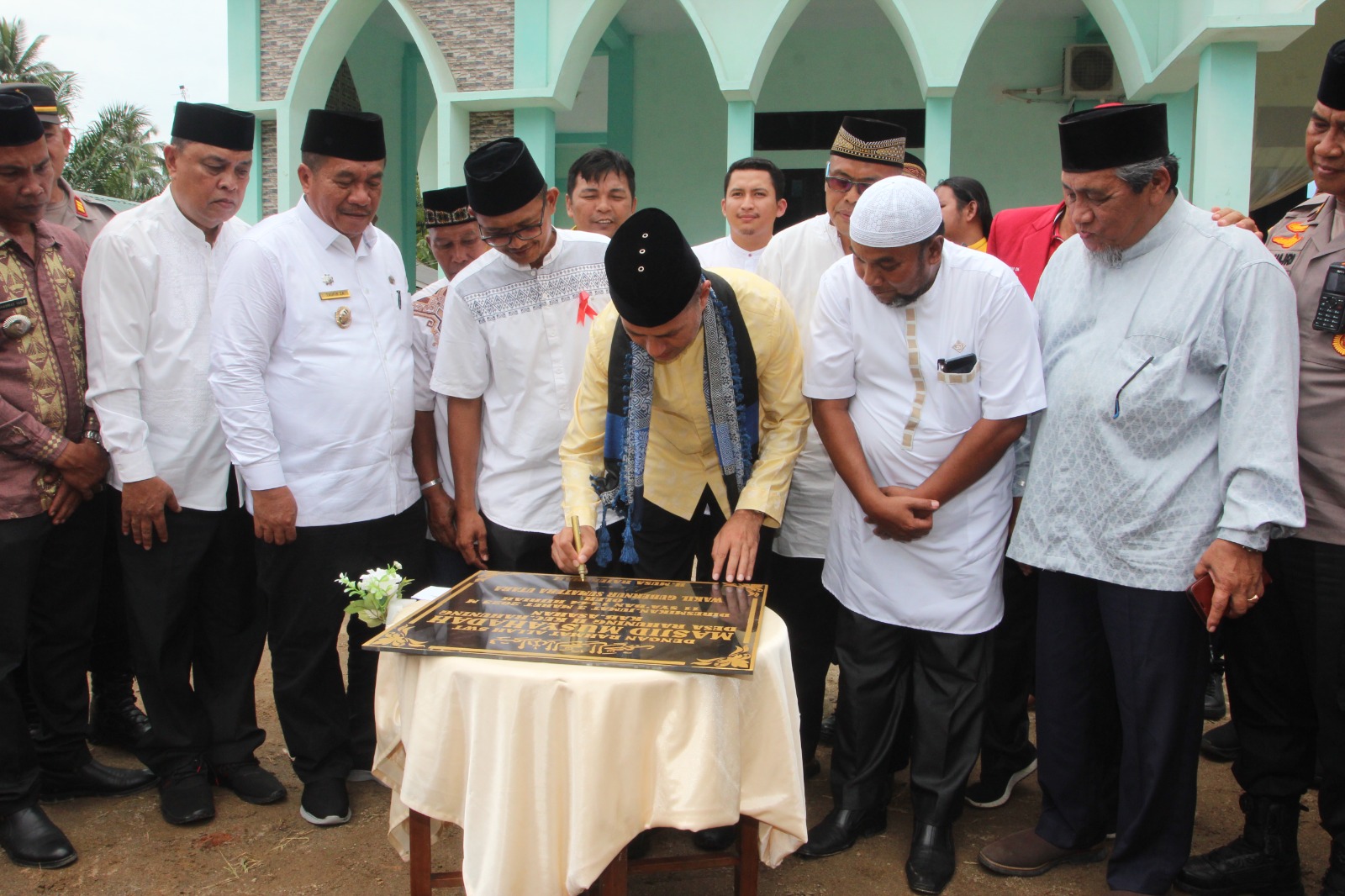 penandatanganan prasasti dan pengguntingan pita Masjid meresmikan Masjid Musyahadah yang berada di Desa Rahuning II Kecamatan Rahuning, oleh Wakil Gubernur Sumatera Utara H. Musa Rajekshah didampingi Wakil Bupati Asahan Taufik Zainal Abidin beserta undangan, Jumat (3/3/2023). Foto: Anggi Lubis/Bolmong.News