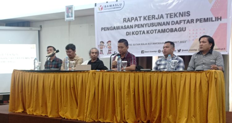 Ketua Bawaslu Kotamobagu Musly Mokoginta saat membuka Raker Teknis Pengawasan Penyusunan Daftar Pemilih, Rabu (22/3/2023), bertempat di Hotel Sutan Raja Kotamobagu. Foto: Erwin Makalunsenge/bolmong.news