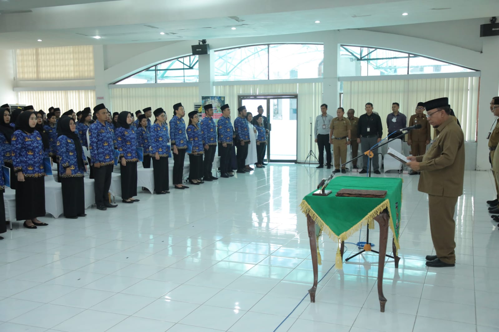 123 Pegawai Negeri Sipil (PNS) Formasi 2019 dan 2021 di Lingkungan Pemerintah Kabupaten Asahah diambil sumpah dan janji oleh Sekda Asahan John Hardi Nasution, di Aula Melati Kantor Bupati Asahan, Selasa (21/03/2023). Foto: Anggi Lubis/bolmong.news.