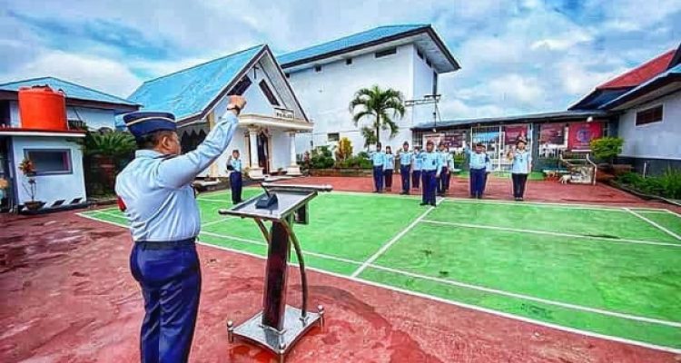 Kepala Rutan Kotamobagu Setyo Prabowo, tegas ingatkan jajarannya untuk menjaga moralitas di tengah masyarakat, di sela-sela memimpin apel pagi, di lapangan olahraga Rutan Kotamobagu, Senin 13 Maret 2023. (foto.wahyudy paputungan/bolmong.news)