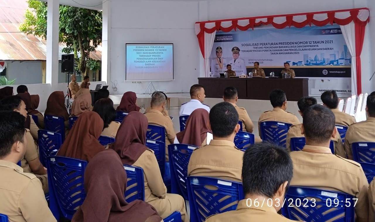 Sosialisasi Perpres Nomor 12 Tahun 2021 tentang pengadaan barang, jasa yang digelar di aula kantor wali kota Kotamobagu, Senin (6/3/2023). Foto: Miranty Manangin/Bolmong.News