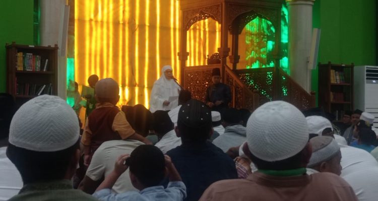 Tampak Wali Kota Kotamobagu Tatong Bara saat memberikan sambutan singkat sebelum melaksanakan shalat tarawih di Masjid Agung Baitul Makmur Kotamobagu, Rabu (22/3/2023). Foto: Erwin Makalunsenge/bolmong.news