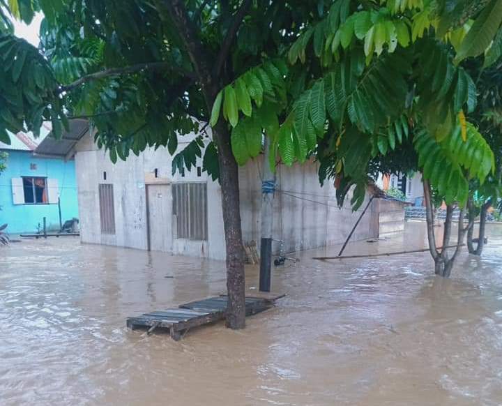 Tampak rumah warga Desa Togid Kecamatan Tutuyan Kabupaten Boltim yang terendam banjir, Selasa (22/3/2023). Foto: Gazali Potabuga/bolmong.news.