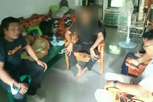 Terduga pelaku penyebar foto tanpa busana saat dijemput polisi di rumahnya di Kecamatan Matuari, pada hari Kamis (16/3/2023) sore. Foto: dok/Tim Resmob Polres Bitung.