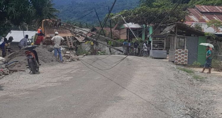 Akibat Truck Tronton tampak tiang listrik dan kabel listrik menghalangi jalur Trans Sulawesi di Desa Jambusarang, Kecamatan Bolangitang Barat, Bolmut, Selasa 2 Maret 2023. (foto.Muchtar L Harundja/bolmong.news)