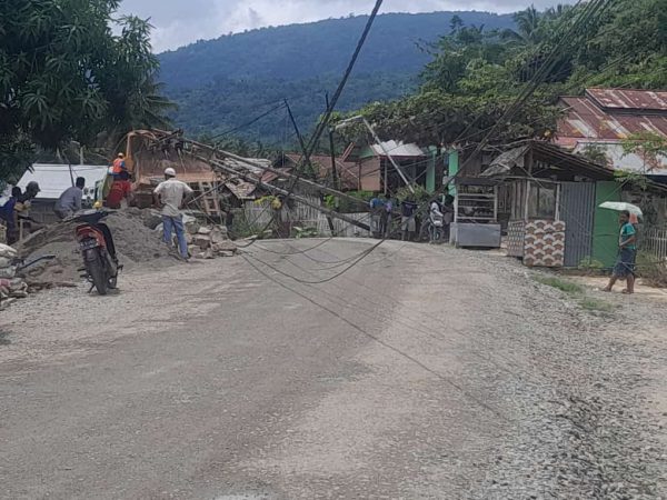 Akibat Truck Tronton tampak tiang listrik dan kabel listrik menghalangi jalur Trans Sulawesi di Desa Jambusarang, Kecamatan Bolangitang Barat, Bolmut, Selasa 2 Maret 2023. (foto.Muchtar L Harundja/bolmong.news)