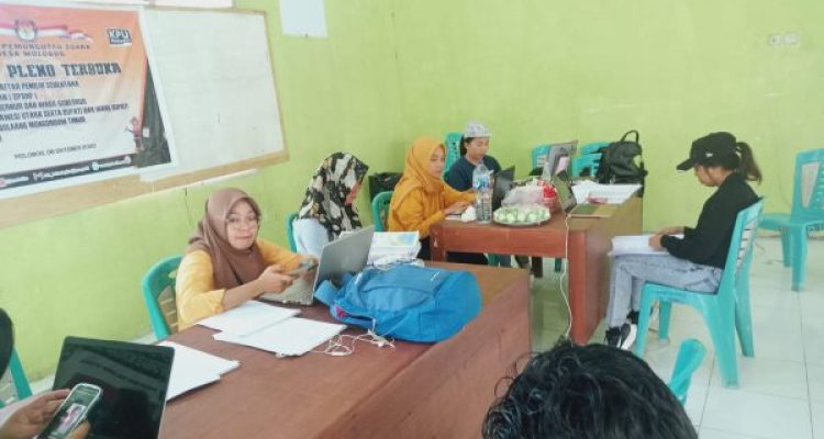 Tampak proses pemeriksaan yang dilakukan oleh tim Inspektorat Boltim di Kecamatan Motongkad. (foto. Gazali Potabuga/bolmong.news)