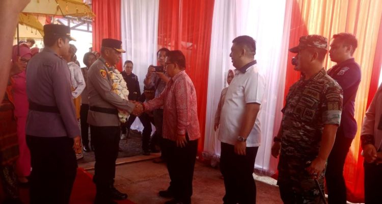 Wakil Wali Kota Kotamobagu Nayodo Koerniawan didampingi Ketua DPRD Kotamobagu Meiddy Makalalag menyambut kunjungan Kapolda Sulut, Irjen Pol Pol Setyo Budiyanto, Jumat (17/3/2023). Foto: Miranty Manangin