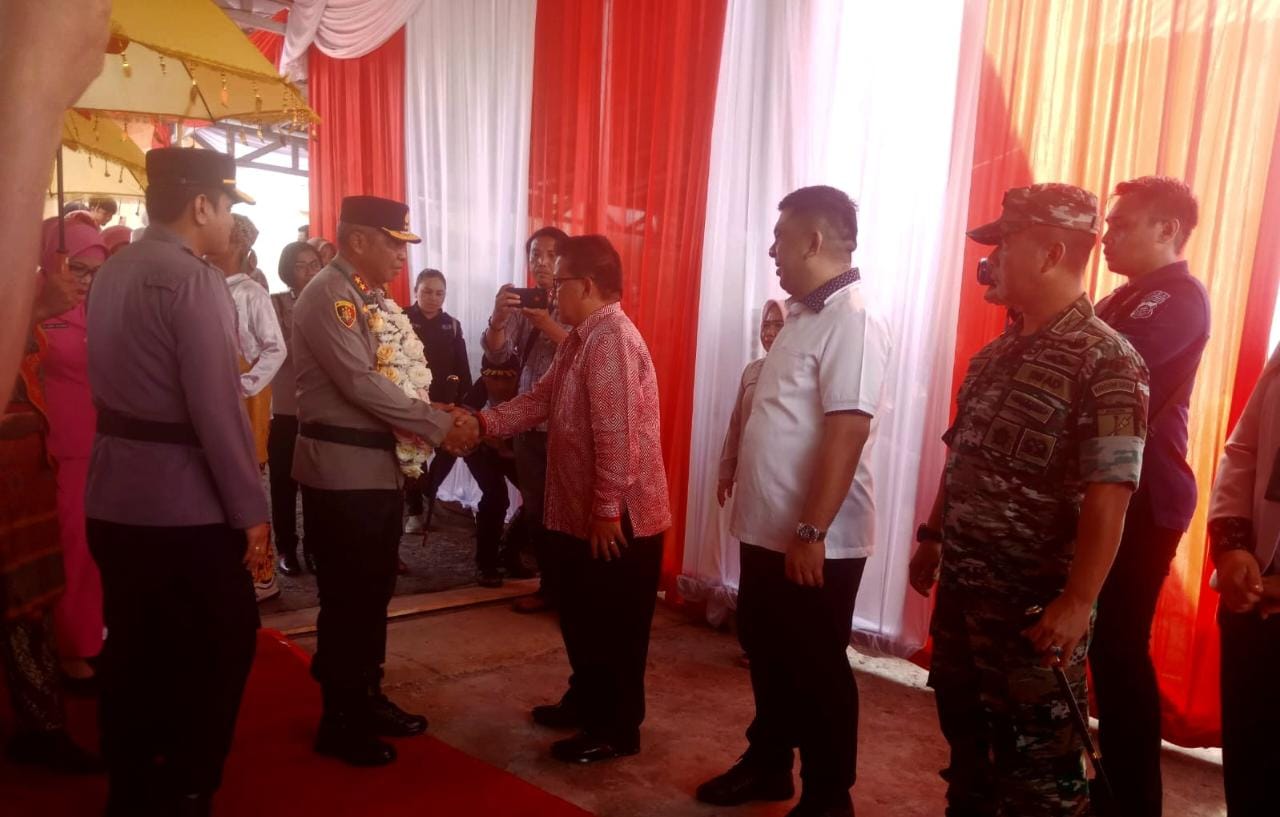 Wakil Wali Kota Kotamobagu Nayodo Koerniawan didampingi Ketua DPRD Kotamobagu Meiddy Makalalag menyambut kunjungan Kapolda Sulut, Irjen Pol Pol Setyo Budiyanto, Jumat (17/3/2023). Foto: Miranty Manangin