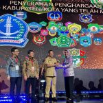 Wali Kota Kotamobagu Tatong Bara saat menerima penghargaan UHC Award 2023 dari Menteri Dalam Negeri Tito M Karnavian, yang dilaksanakan di Balai Sudirman Jakarta, Selasa (14/3/2023). Foto: dok/Diskominfo Kotamobagu.
