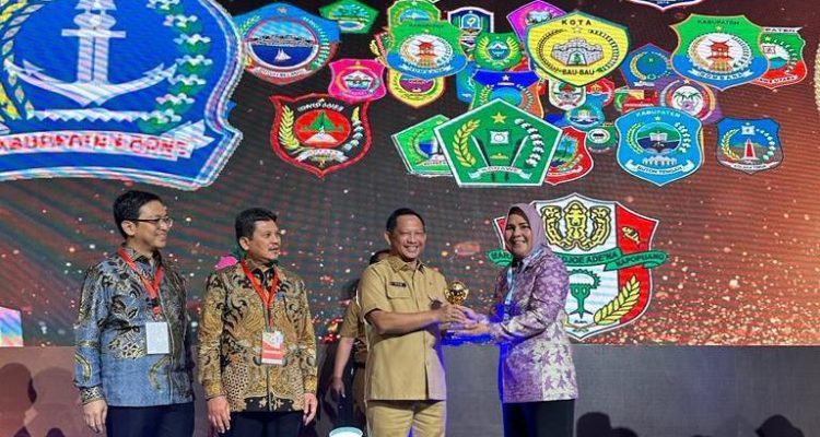 Wali Kota Kotamobagu Tatong Bara saat menerima penghargaan UHC Award 2023 dari Menteri Dalam Negeri Tito M Karnavian, yang dilaksanakan di Balai Sudirman Jakarta, Selasa (14/3/2023). Foto: dok/Diskominfo Kotamobagu.