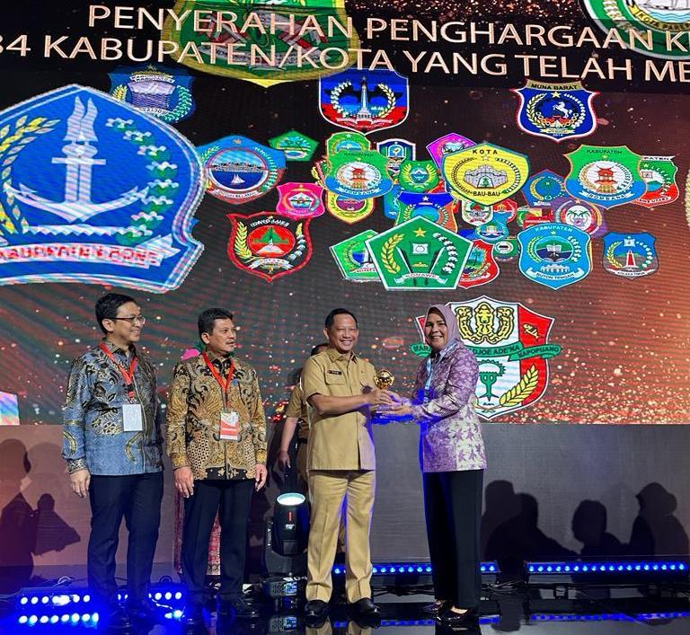 Wali Kota Kotamobagu Tatong Bara saat menerima penghargaan UHC Award 2023 dari Menteri Dalam Negeri Tito M Karnavian, yang dilaksanakan di Balai Sudirman Jakarta, Selasa (14/3/2023). Foto: dok/Diskominfo Kotamobagu.