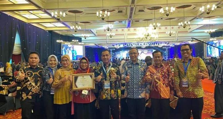 Wali Kota Lubuklinggau H SN Prana Putra Sohe, menerima penghargaan di Balai Sudirman Jakarta, Selasa (14/3/2023). Foto: dok/Diskominfo Lubuklinggau.