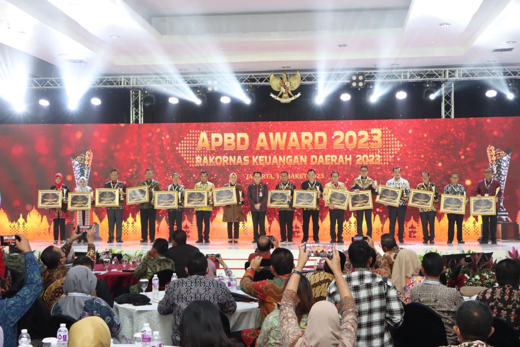 Wali Kota Kotamobagu Tatong Bara bersama sejumlah Kepala Daerah se Indonesia penerima penghargaan APBD Award 2023, di Mercure Convention Center, Jakarta Utara, Kamis (16/3/2023). Foto: dok/Diskominfo Kotamobagu.