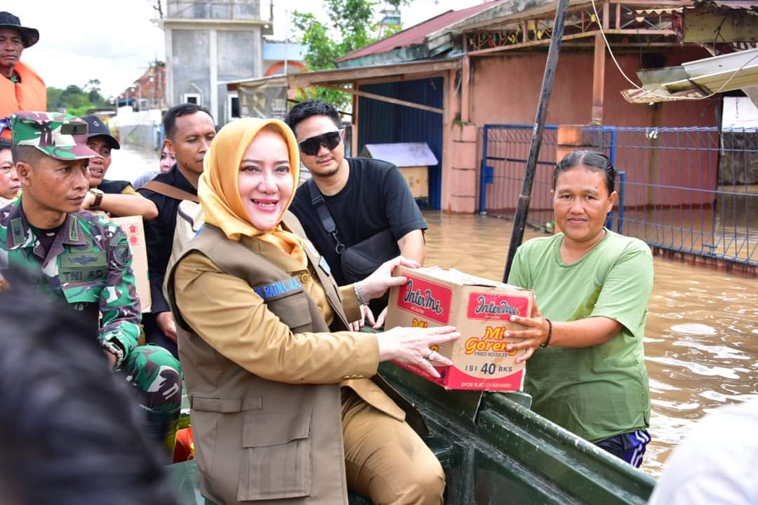 Dengan menggunakan perahu Bupati Musi Rawas Ratna Machmud menyalurkan bantuan kepada warga terdampak banjir. Foto: Diskominfo Musi Rawas.